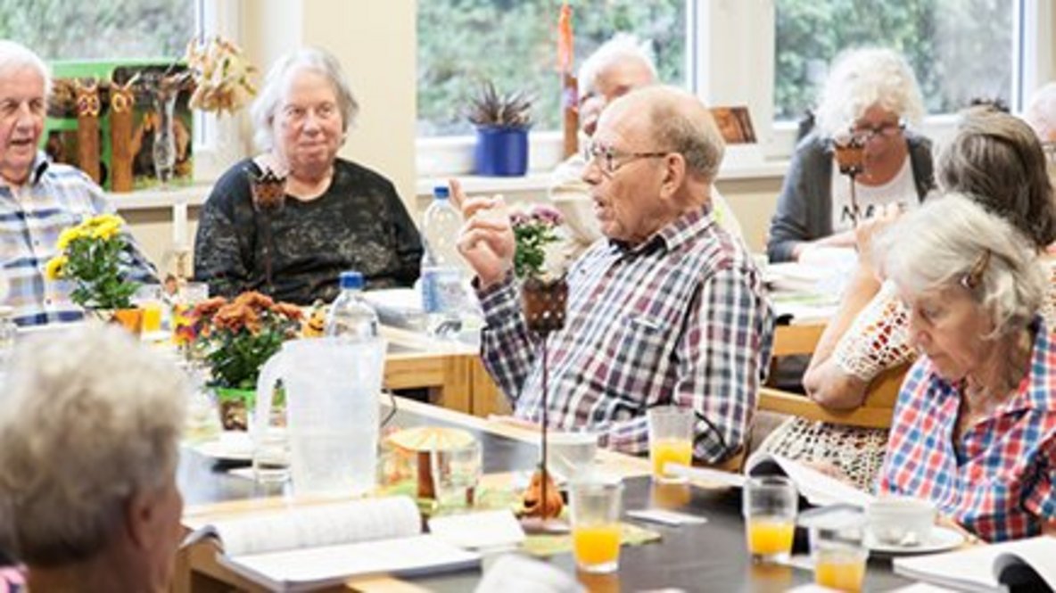 Besucher*innen beim Mittagessen