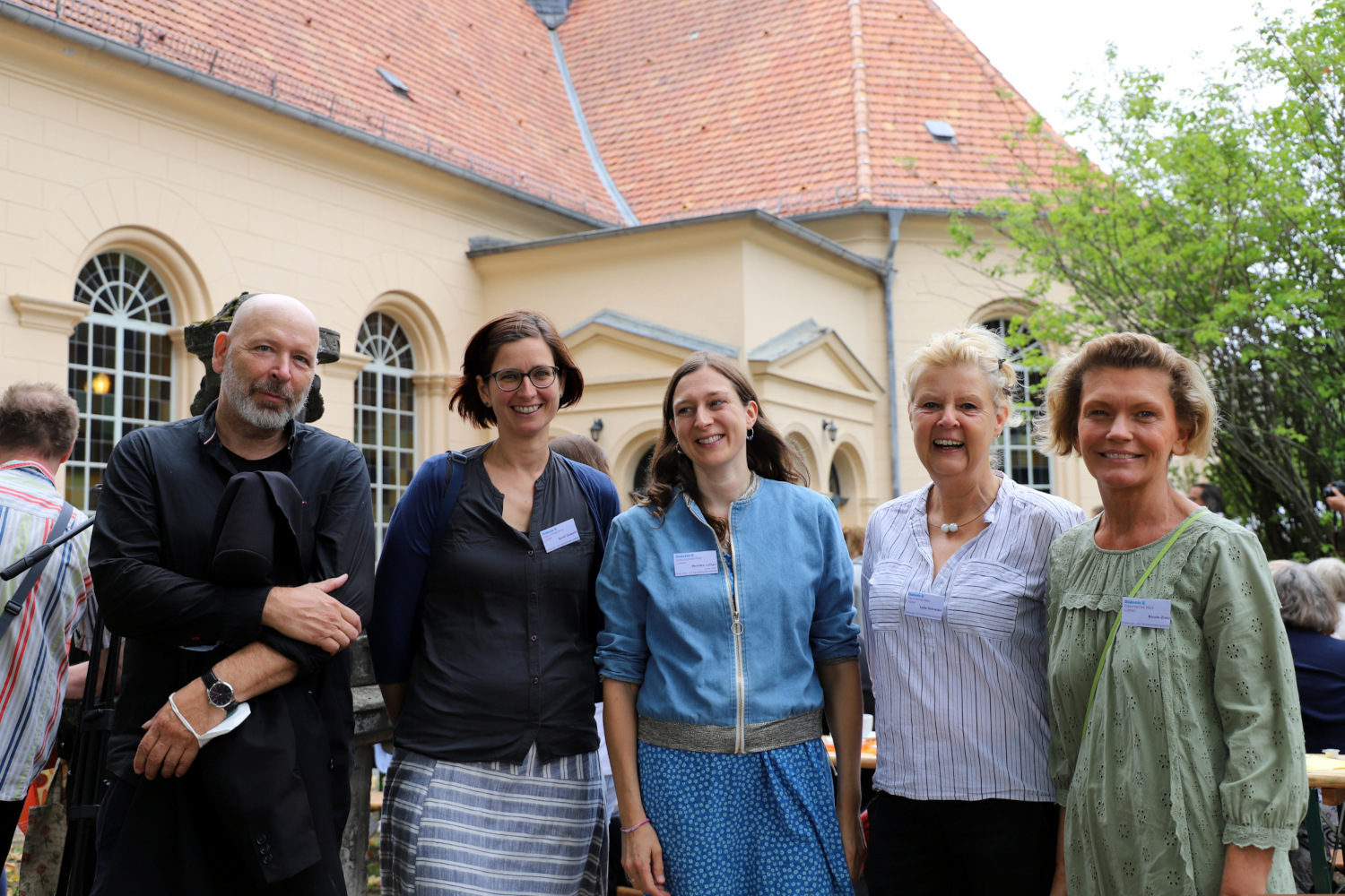 Fünf Mitarbeitende der EFB Königs Wusterhausen lächeln in die Kamera